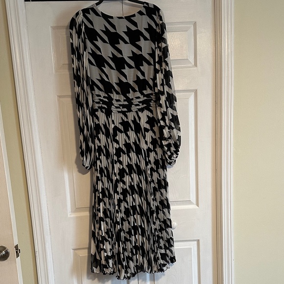 H&M Black and White Houndstooth Long Sleeve Dress - Picture 3 of 3